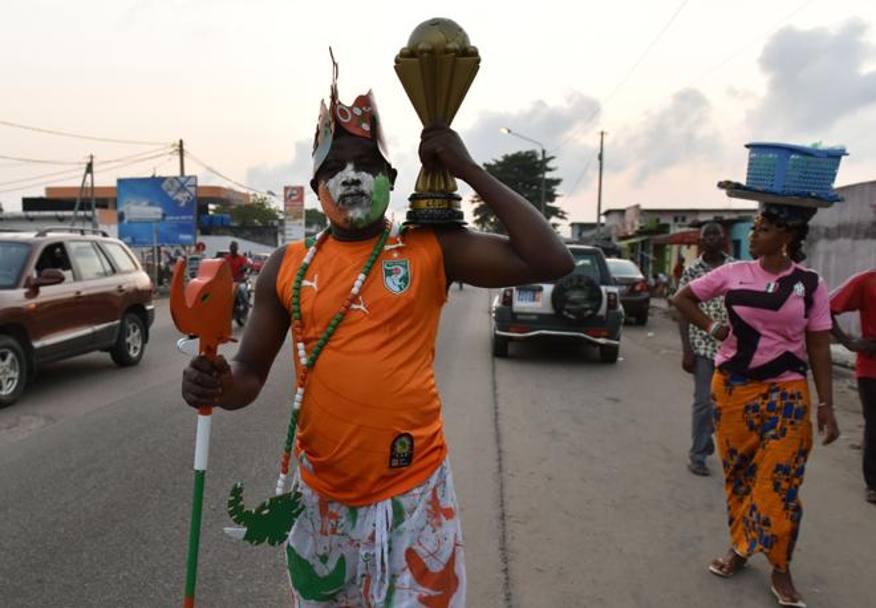 Un pittoresco tifoso della Costa d&#39;Avorio  rimasto in patria ad Abidjan per seguire la partita della sua Nazionale. Seppur lontano fisicamente, spiritualmente il suo apporto alla Costa D&#39;Avorio non mancher. Afp